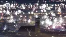Kembang api Tahun Baru diluncurkan di Munich, Jerman, pada Minggu (1/1/2022). Saat pergantian tahun, orang akan beramai-ramai melihat pertunjukan kembang api di langit yang berwarna-warni dan saling bersahutan. (Lennart Preiss/dpa via AP)