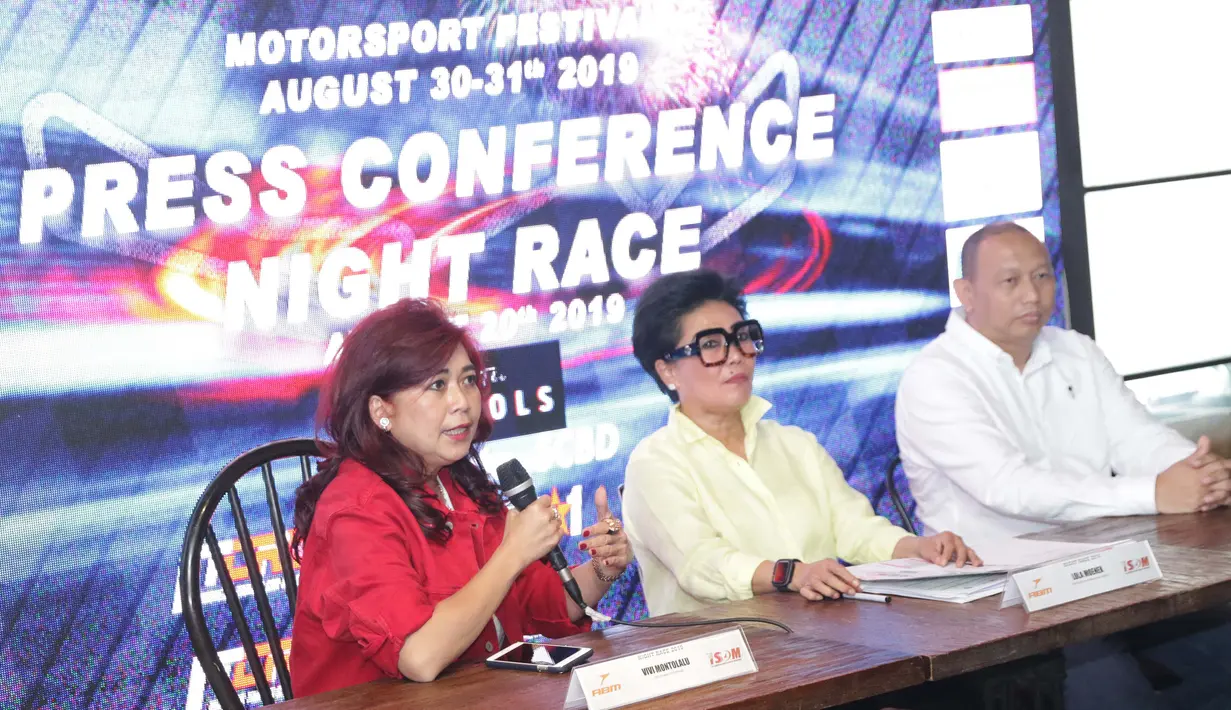 CEO ABM Enterprise, Vivi Montalalu, GM Sentul International Sirkuit, Lola Moenek dan Ketua IMI DKI Jakarta Anondo Eko (kiri ke kanan) saat memberi keterangan terkait pelaksanaan ISSOM Night Race 2019 di Jakarta, Selasa (20/8/2019). (Liputan6.com/Helmi Fithriansyah)