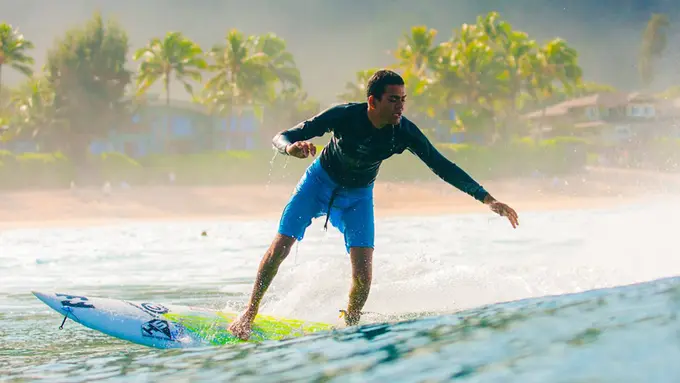 Terlahir Buta, Pemuda Ini Jadi Peselancar Muda Profesional