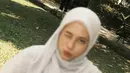 <p>Menurut Zara, proses adaptasi menggunakan hijab tidak mudah, "Awal-awal aku masih ngerasa panas, tapi lama-lama aku malah terbiasa pakai kerudung sampai rumah," ungkapnya. (Foto: Instagram/ zaraadhsty)</p>