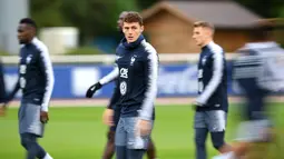 Bek Prancis, Benjamin Pavard mengikuti sesi latihan tim di Clairefontaine-en-Yvelines, barat daya Paris (8/10/2019). Pada pertandingan sebelumnya Les Blues menang telak atas Islandia dengan skor 4-0 dalam laga kandang. (AFP Photo/Martin Bureau)