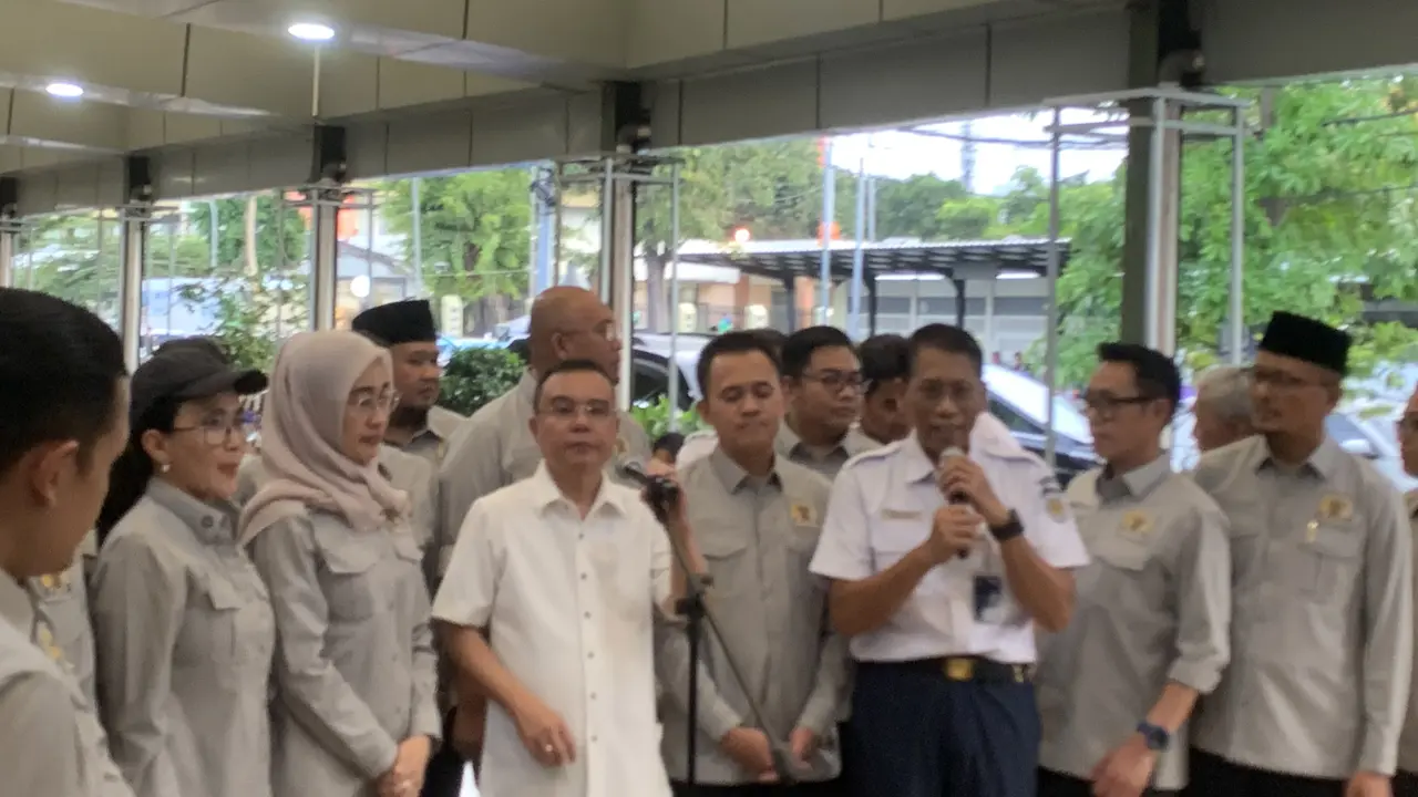 Wakil Ketua DPR RI Sufmi Dasco Ahmad bersama Komisi VI DPR RI melakukan sidak di Stasiun Pasar Senen, Jakarta. Sidak tersebut untuk mengecek fasilitas mudik Lebaran 2025.