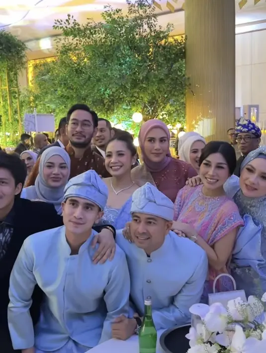 Verrell yang kini menjadi anggota DPR pun tampak gagah. Ia pun berfoto bersama rekan-rekan lainnya yang hadir di acara tersebut seperti Raffi Ahmad, Nagita Slavina, hingga Aurel Hermansyah. [@bramastavrl]
