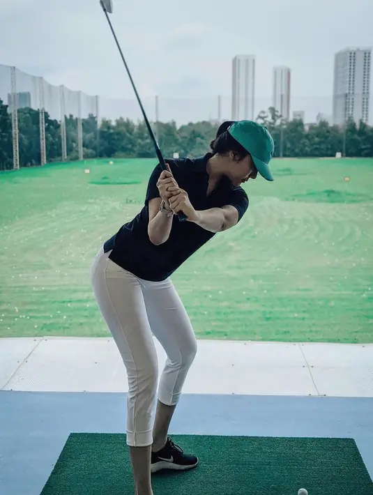 Golf merupakan salah satu olahraga yang memiliki banyak peminat. Begitu pula dengan Anya Gerladine yang tengah main golf ini. Penampilannya saat bermain golf pun terlihat stylish.
(Liputan6.com/IG/@anyageraldine)
