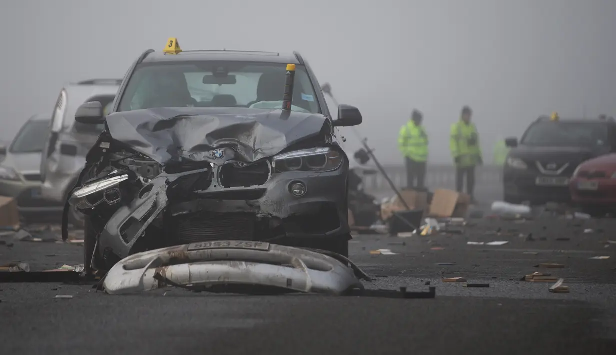 Kecelakan yang melibatkan sekitar 20 kendaraan terjadi di A40 dekat Witney di Oxfordshire, Inggris, Rabu (28/12). Seorang pengendara perempuan dinyatakan meninggal di tempat kejadian dan lebih dari 12 orang lainnya luka-luka (AFP PHOTO/Daniel LEAL-OLIVAS)
