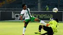 Tendangan keras Ilham Udin Armaiyn (Indonesia U-19) mampu ditahan penjaga gawang Myanmar, Myo Min Latt saat berlaga di Stadion GBK Jakarta, (7/5/2014). (Liputan6.com/Helmi Fithriansyah)