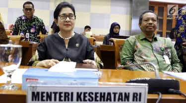 Menteri Kesehatan Nila F.Moeloek saat mengikuti Raker dengan Komisi IX DPR di Komplek Parlemen Senayan, Jakarta, Rabu (28/11). Menkes menjelaskan tugas, fungsi, wewenang dan keanggotaan konsil masing masing tenaga kesehatan. (Liputan6.com/Johan Tallo)