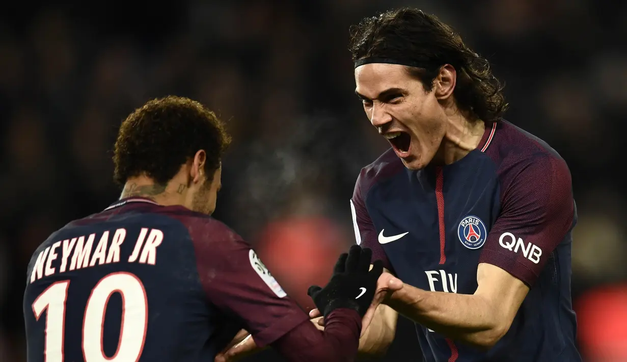 Striker PSG, Edinson Cavani bersama Neymar merayakan gol yang dicetaknya ke gawang Troyes pada laga Ligue 1 Prancis di Stadion Parc des Princes, Paris, Rabu (29/11/2017). PSG menang 2-0 atas Troyes. (AFP/Christophe Simon)