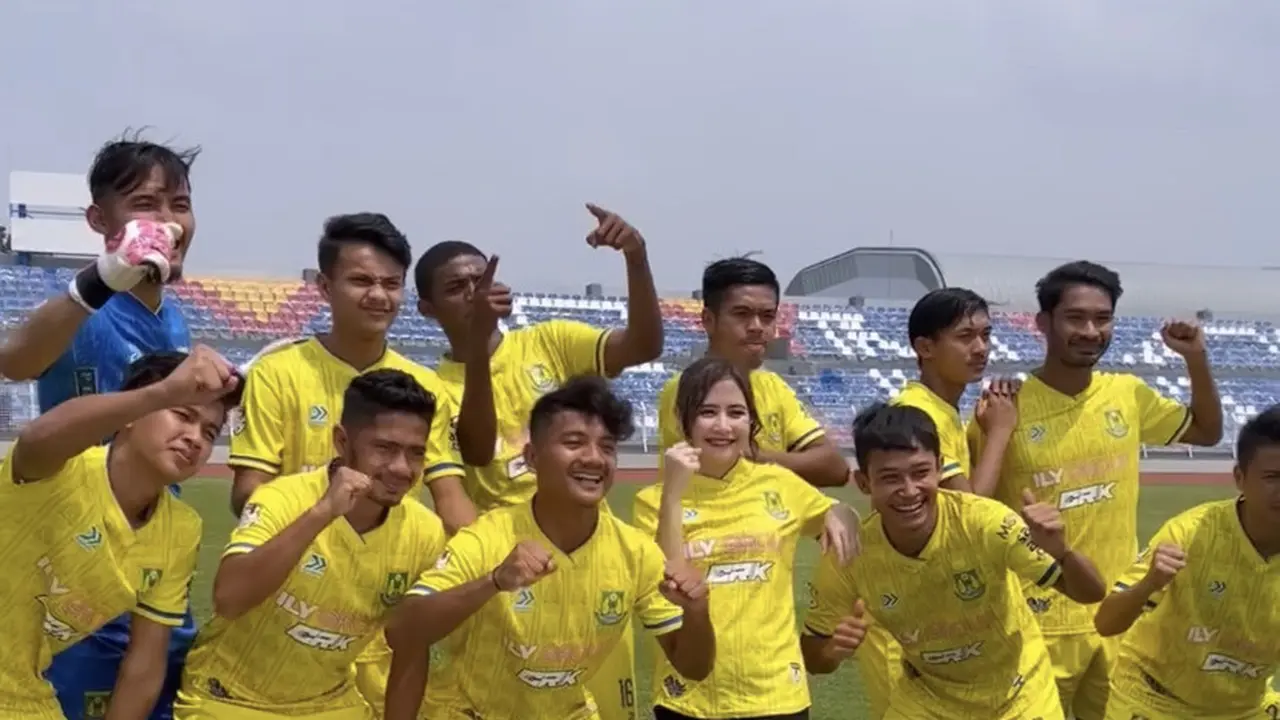 Tampilan Prilly Latuconsina Jadi Pemilik Klub Sepak Bola