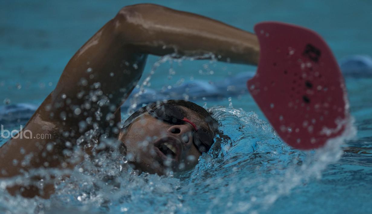 Perenang Indonesia, Siman Sudartawa, berlatih jelang SEA Games 2017 Malaysia di Tirta Arum Swimming Pool Badung, Bali, Jumat (30/6/2017). (Bola.com/Vitalis Yogi Trisna)