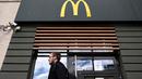 <p>Seorang pria berjalan melewati restoran McDonald's yang tutup di Moskow, Rusia pada 16 Mei 2022. Raksasa makanan cepat saji asal Amerika, McDonald's, akan keluar dari pasar Rusia dan menjual bisnisnya di negara yang semakin terisolasi itu, kata perusahaan tersebut pada Senin kemarin. (Kirill KUDRYAVTSEV / AFP)</p>