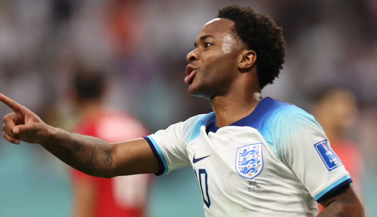 Selebrasi gelandang Timnas Inggris, Raheem Sterling setelah menjebol gawang Iran pada laga Grup B Piala Dunia 2022 di Khalifa International Stadium, Doha (21/11/2022). Raheem Sterling yang tak terpilih dalam skuad Timnas Inggris untuk Kualifikasi Euro 2024 hingga kini telah mencetak total 20 gol dari 82 laga bersama Three Lions sejak melakukan debut pada 14 November 2012. Gol terakhirnya dibuat saat Inggris menang 6-2 atas Iran pada laga Grup B Piala Dunia 2022. (AFP/Fadel Senna)