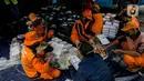Petugas PPSU mengemas makanan di Dapur Umum Kementerian Sosial di GOR Otista, Jakarta, Minggu (21/2/2021). Dalam sehari, petugas menyiapkan hingga 6.000 paket nasi kotak yang didistribusikan ke 11 kelurahan terdampak banjir. (Liputan6.com/Faizal Fanani)