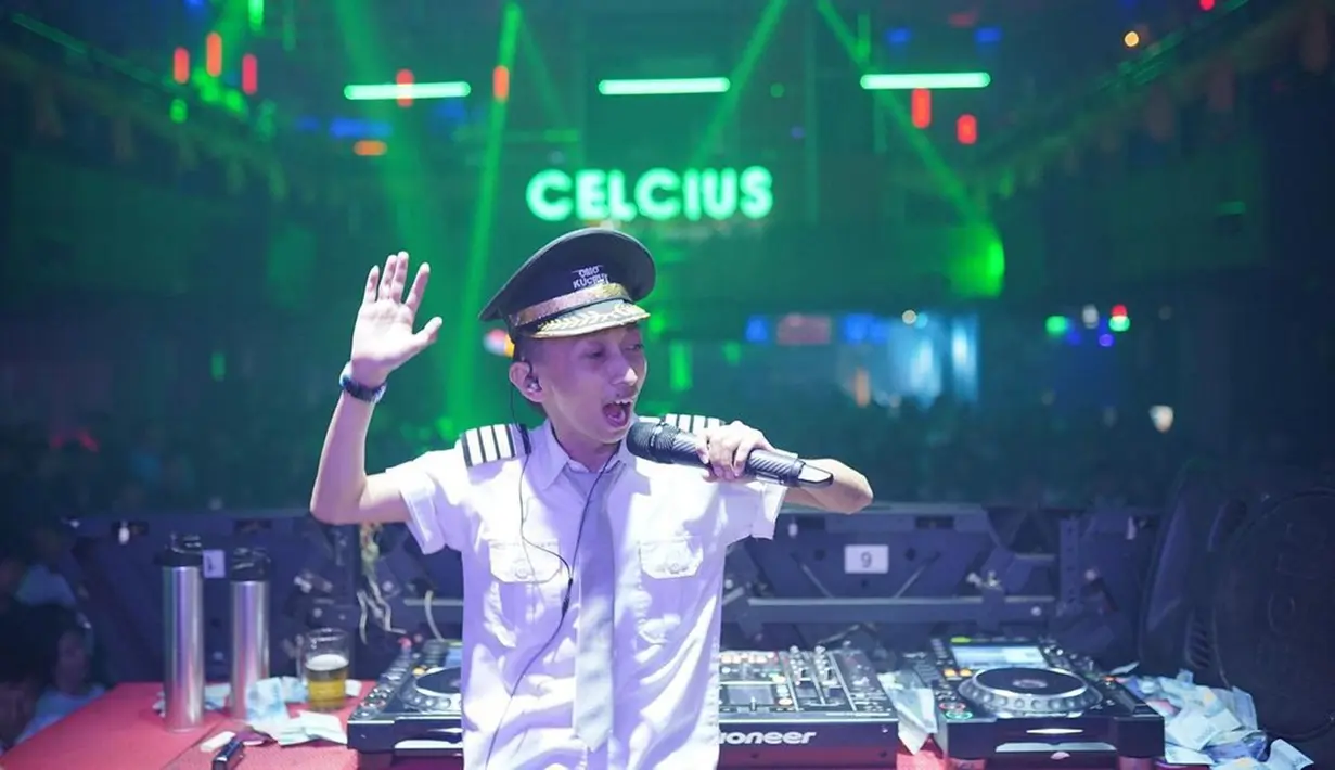 Omo Kucrut selalu menghibur para pencinta hiburan malam dengan musik-musik menghentak. Bahkan lagu soundtrack dari Ronaldowati sering ia remix. Sosoknya yang kocak, menjadi daya tarik tersendiri saat Omo Kucrut sedang perform di atas panggung. (Liputan6.com/IG/omokucrut)