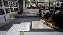Pekerja mengecek cetakan digital printing PT Bintang Sempurna di kawasan Benhil, Jakarta Pusat, Rabu (24/2/2021). Usaha Digital Printing ini tetap bertahan sepanjang pandemi covid 19 yang hampir 1 Tahun di Indonesia.  (Liputan6.com/Johan Tallo)