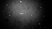 Asteroid sebesar Burj Khalifa, 2000 QW7, terbang melewati Bumi pada Minggu dini hari, 15 September 2019. Gambar ini diabadikan oleh astronom Paul Cox dari Slooh. (Screen capture YouTube Slooh)