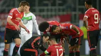 Bek Manchester United, Chris Smalling, saat mengalami cedera pada pertandingan melawan Wolfsburg, di Stadion Volkswagen Arena, Rabu (9/12/2015). (AFP/Peter Steffen)