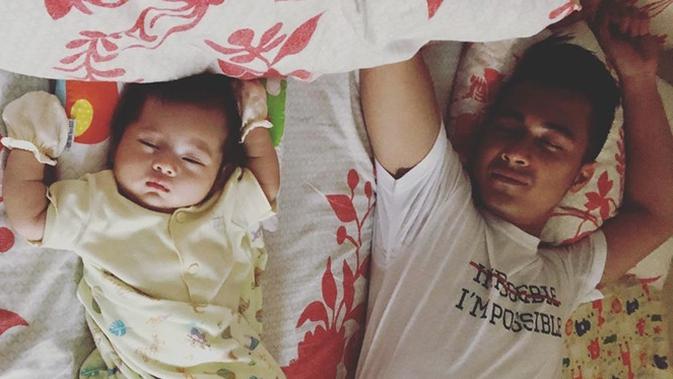 Potret Eza Gionino dan Nichole Zalya Gionino, putrinya yang lahir bulan Juni 2019 lalu. (Sumber: Instagram/@ma_coritha)