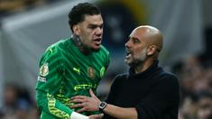 Kiper Manchester City, Ederson Moraes terlihat marah saat dirinya ditarik ke luar digantikan Stefan Ortega saat laga lanjutan Liga Inggris 2023/2024 melawan Tottenham Hotpsur di Tottenham Hotspur Stadium, London, Rabu (15/05/2024). (AFP/Ben Stansall)