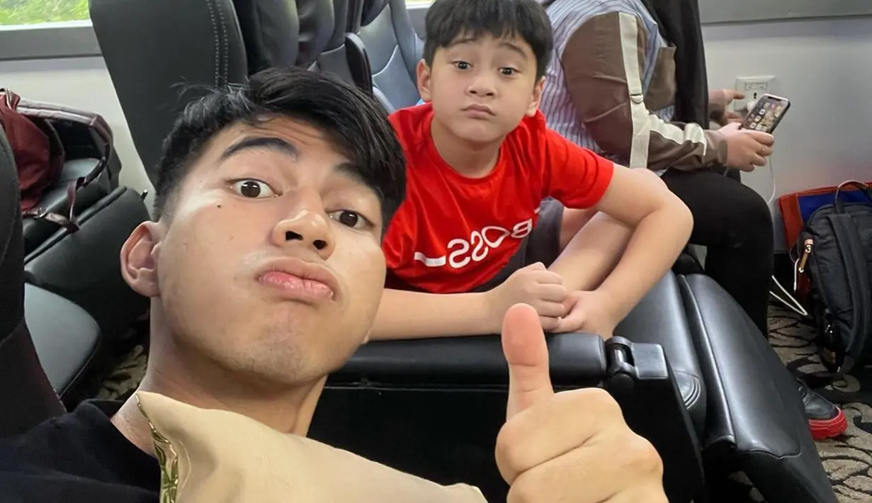 Berbagai momen Dimas Ahmad memang terlihat dekat dengan Rafathar. Jalan-jalan bersama pun membuat keakraban keduanya kian terlihat. Walaupun rentang umur keduanya cukup jauh, tapi persahabatan mereka terlihat tulus. (Liputan6.com/IG/@dimas_baam)