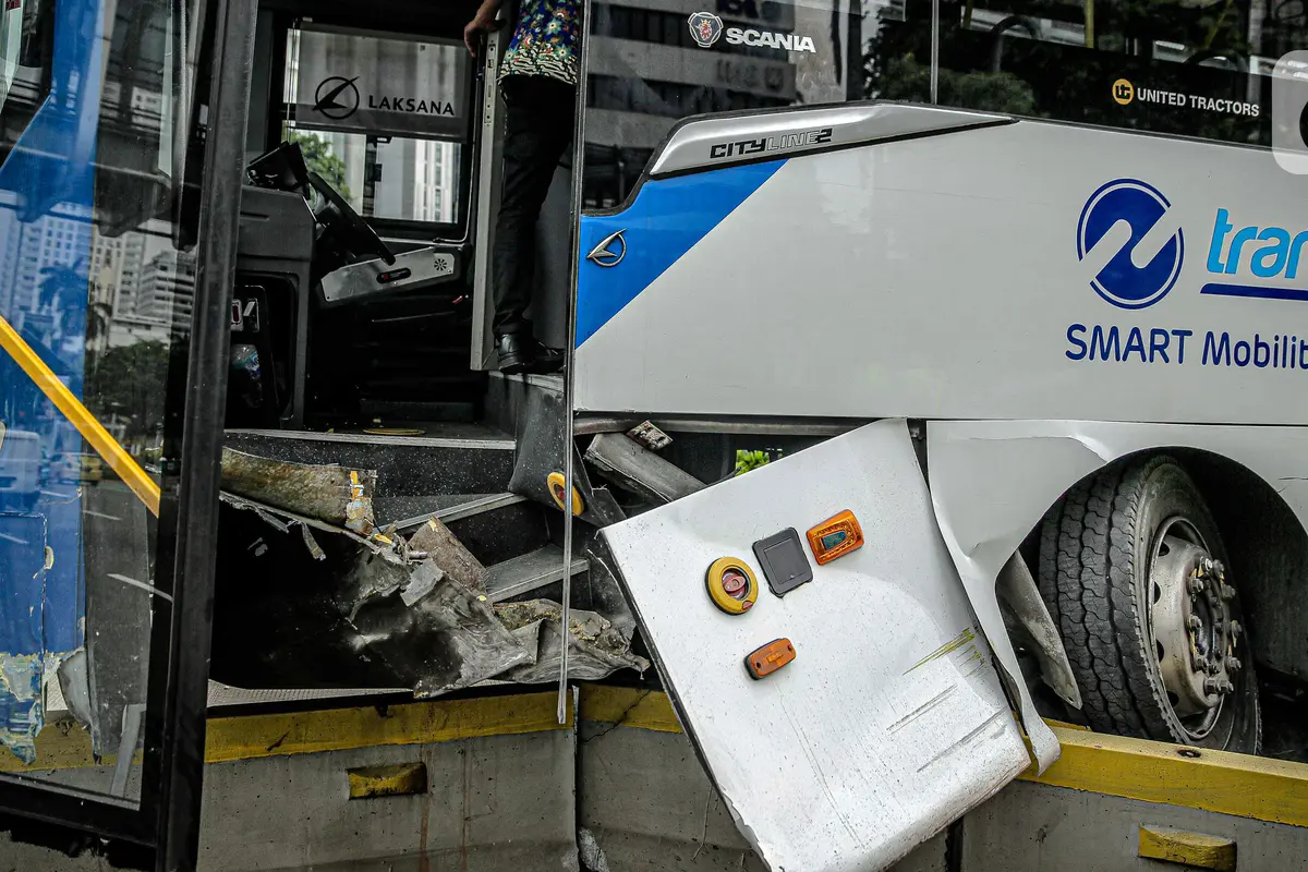 FOTO: Bus Transjakarta Tabrak Separator Busway di Bundaran Senayan