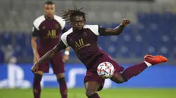 Pemain Paris Saint Germain (PSG), Layvin Kurzawa, berebut bola dengan pemain Istanbul Basaksehir, Irfan Can Kahveci, pada laga Liga Champions di Stadion Basaksehir Fatih Terim, Kamis (29/10/2020). PSG menang dengan skor 2-0. (Burak Kara/Pool via AP)