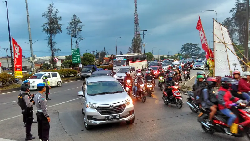 Selama tiga hari, polisi mengutamakan perjalanan pemudik dari Garut dan Tasikmalaya melewati Nagreg Kabupaten Bandung. (Liputan6.com/Arie Nugraha)