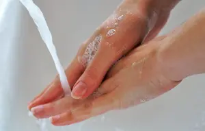 Lebih Baik Membersihkan Tangan dengan Sabun atau Hand Sanitizer, Mana yang Lebih Efektif?