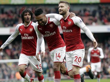 Para pemain Arsenal merayakan gol yang dicetak oleh Pierre-Emerick Aubameyang ke gawang Watford pada laga Preimer League di Stadion Emirates, Minggu (11/3/2018). Arsenal menang 3-0 atas Watford. (AP/Matt Dunham)