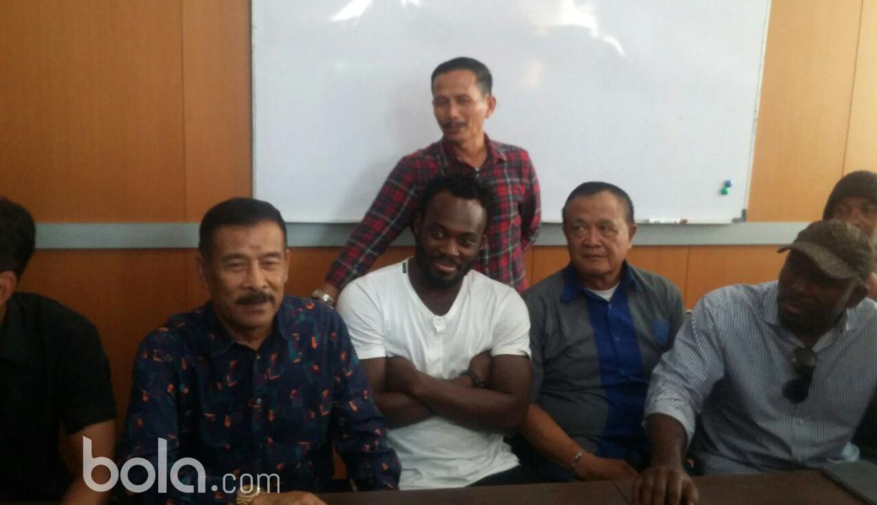 Michael Essien (tengah) bertemu Manager Persib Bandung, Umuh Muchtar, Pelatih Djadjang Nurjaman dan menajemen pada sesi perkenalan di Bandung, Selasa (14/3/2017). (Bola.com/Erwin Snaz)