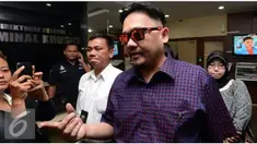 Farhat telah menyelidiki identitas suami baru Regina sebelumnya.