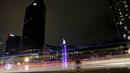 Monumen Selamat Datang dan gedung serta pusat perbelanjaan saat peringatan Earth Hour, Jakarta, Sabtu (19/3). Pemadaman serentak selama 60 menit pada pukul 20.30 hingga 21.30 WIB itu sebagai peringatan Hari Bumi (Earth Hour). (Liputan6.com/Faizal Fanani)