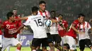 Para pemain Persija Jakarta dan Bali United berebut bola pada laga Trofeo Persija  di Stadion Utama Gelora Bung Karno, Jakarta, Sabtu (9/4/2016). (Bola.com/Nicklas Hanoatubun)