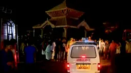 Mobil ambulans dikerahkan ke lokasi kebakaran yang melanda sebuah kuil di Kollam, India Selatan, Minggu (10/4). Media setempat melaporkan, kebakaran terjadi setelah perayaan yang menyalakan kembang api untuk menandai akhir sebuah festival. (REUTERS/ANI)