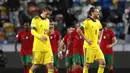 Pemain Swedia, Kristoffer Olsson dan Albin Ekdal, tampak kecewa usai ditaklukkan Portugal pada laga UEFA Nations League di Stadion Jose Alvalade, Kamis (15/10/2020). Portugal menang dengan skor 3-0. (AP Photo/Armando Franca)