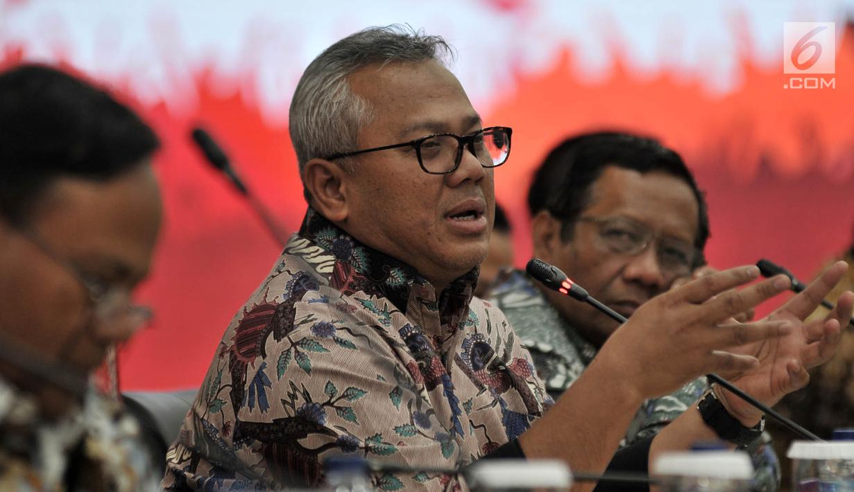 Ketua KPU Arief Budiman saat menggelar pertemuan dengan Gerakan Suluh Kebangsaan di Gedung KPU, Jakarta, Rabu (10/4). Kedatangan Gerakan Suluh Kebangsaan dalam rangka menggelar silaturahmi dan mendukung KPU dalam mewujudkan Pemilu yang fair dan bermartabat. (merdeka.com/Iqbal S. Nugroho)