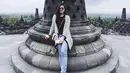 Saat dirinya tengah berlibur di Candi Borobudur, Eriska pun memilih menggunakan penampilan santai dengan celana denim serta baju berwarna hitam. Penampilan tersebut ia padukan dengan cardigan serta sebuah sling bag mini dan kacamata. (Liputan6.com/IG/@eriskarein)