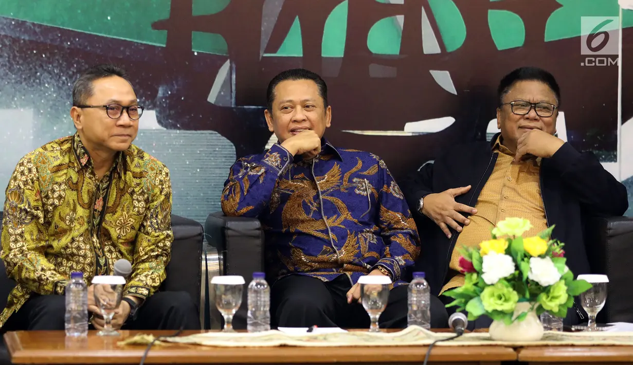 Ketua MPR Zulkifli Hasan, Ketua DPR Bambang Soesatyo dan Ketua DPD Oesman Sapta Odang saat menjadi pembicara dalam Refleksi Akhir Tahun dan Tahun Politik 2019 di Jakarta, Selasa (18/12). (Liputan6.com/Johan Tallo)