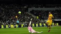 Pemain Barcelona Pierre-Emerick Aubameyang (kanan) mencetak gol ke gawang Real Madrid yang dijaga kiper Thibaut Courtois pada pertandingan sepak bola La Liga Spanyol di Stadion Santiago Bernabeu, Madrid, Spanyol, Minggu (20/3/2022). Barcelona menang 4-0. (AP Photo/Manu Fernandez)