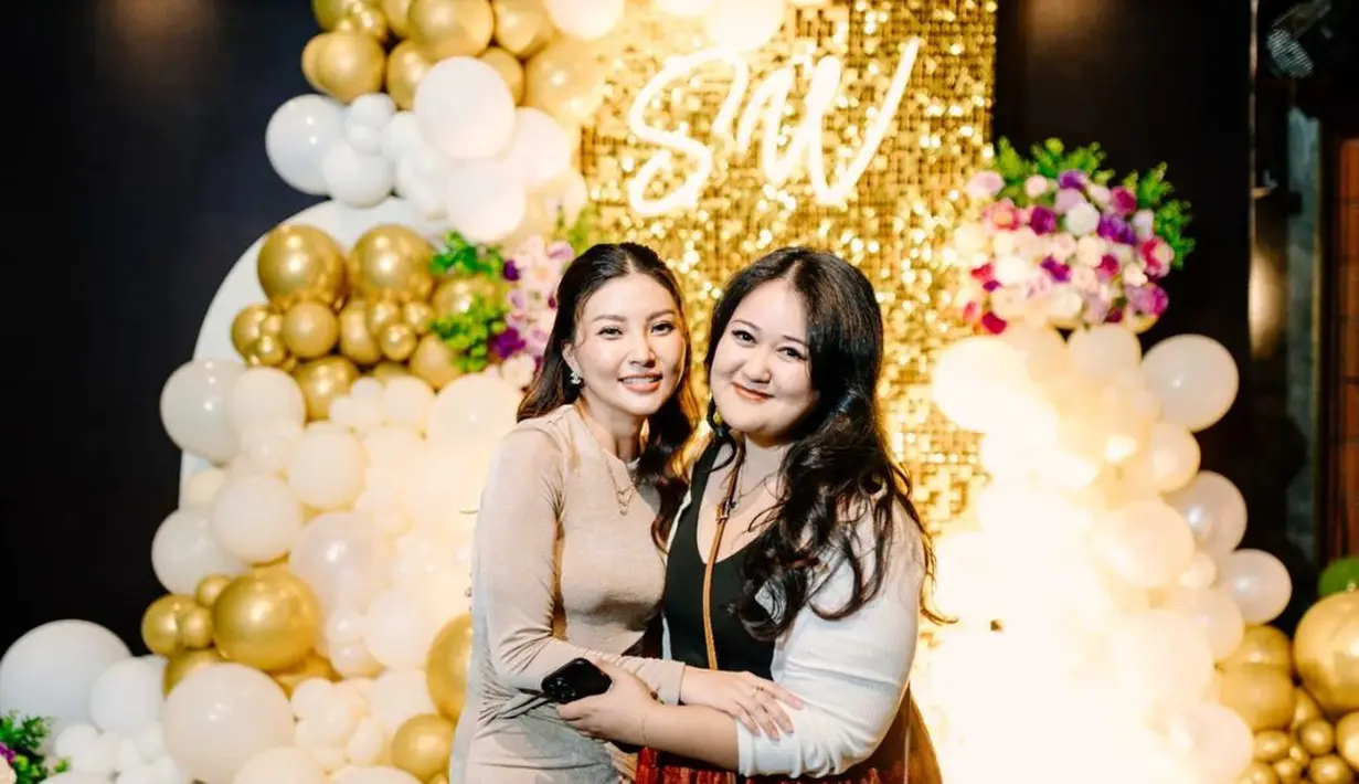 Sarwendah mengenakan long dress nude dengan twist pinggang yang pamerkan body goals-nya [@theonsufamily]