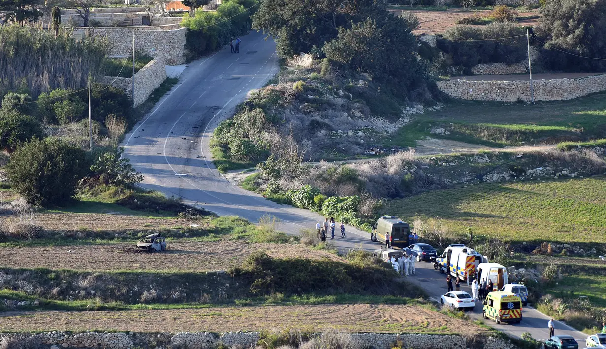 Kendaraan polisi dan ambulans terparkir di lokasi ledakan mobil jurnalis investigasi, Daphne Caruana Galizia, di Mosta, Senin (16/10). Media tempat Galizia menulis, mengungkap dugaan korupsi besar di Malta yang terkait Panama Papers. (AP/Rene Rossignaud)
