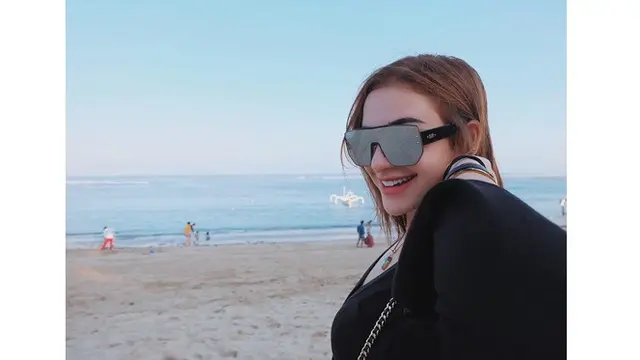 5 Potret Cantik Nora Alexandra Kekasih Jerinx SID Saat di Pantai