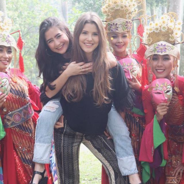 Ke Indonesia Amanda Cerny Gendong Prilly Latuconsina News Entertainment Fimela Com
