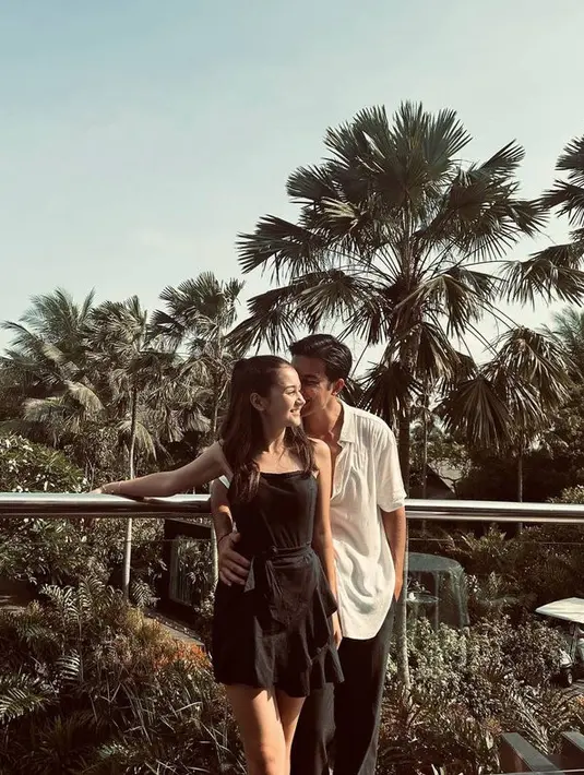 <p>Sandrinna Michelle dan Junior Roberts juga tak luput cibiran publik. Kemesraan yang mereka perlihatkan dinilai tak pantas lantaran usia Sandrinna masih muda. [Foto: instagram.com]</p>