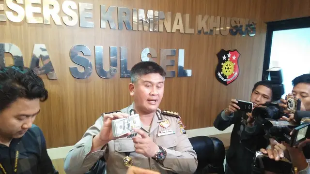 Kabid Humas Polda Sulsel, Kombes Pol Dicky Sondani Perlihatkan Bukti Uang Dollar Hasil Sitaan Kasus Dugaan Korupsi di Lingkup Pemkot Makassar (Liputan6.com/ Eka Hakim)