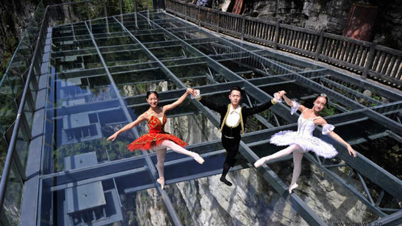 Aksi Memukau Lima Penari Balet dari Ketinggian 120 Meter 