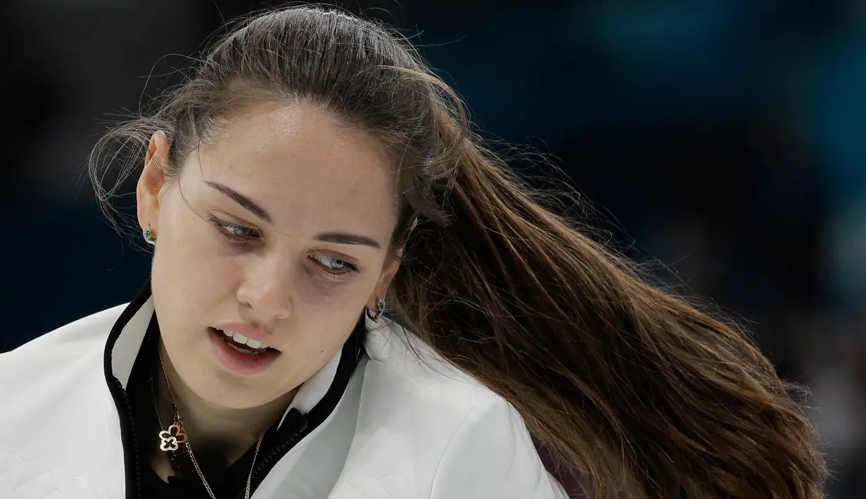 Reaksi atlet curling asal Rusia, Anastasia Bryzgalova saat melawan ganda campuran Norwegia pada Olimpiade Musim Dingin Pyeongchang 2018, Selasa (13/2). Gara-gara kecantikannya, olahraga curling seketika langsung digemari banyak orang. (AP/Aaron Favila)