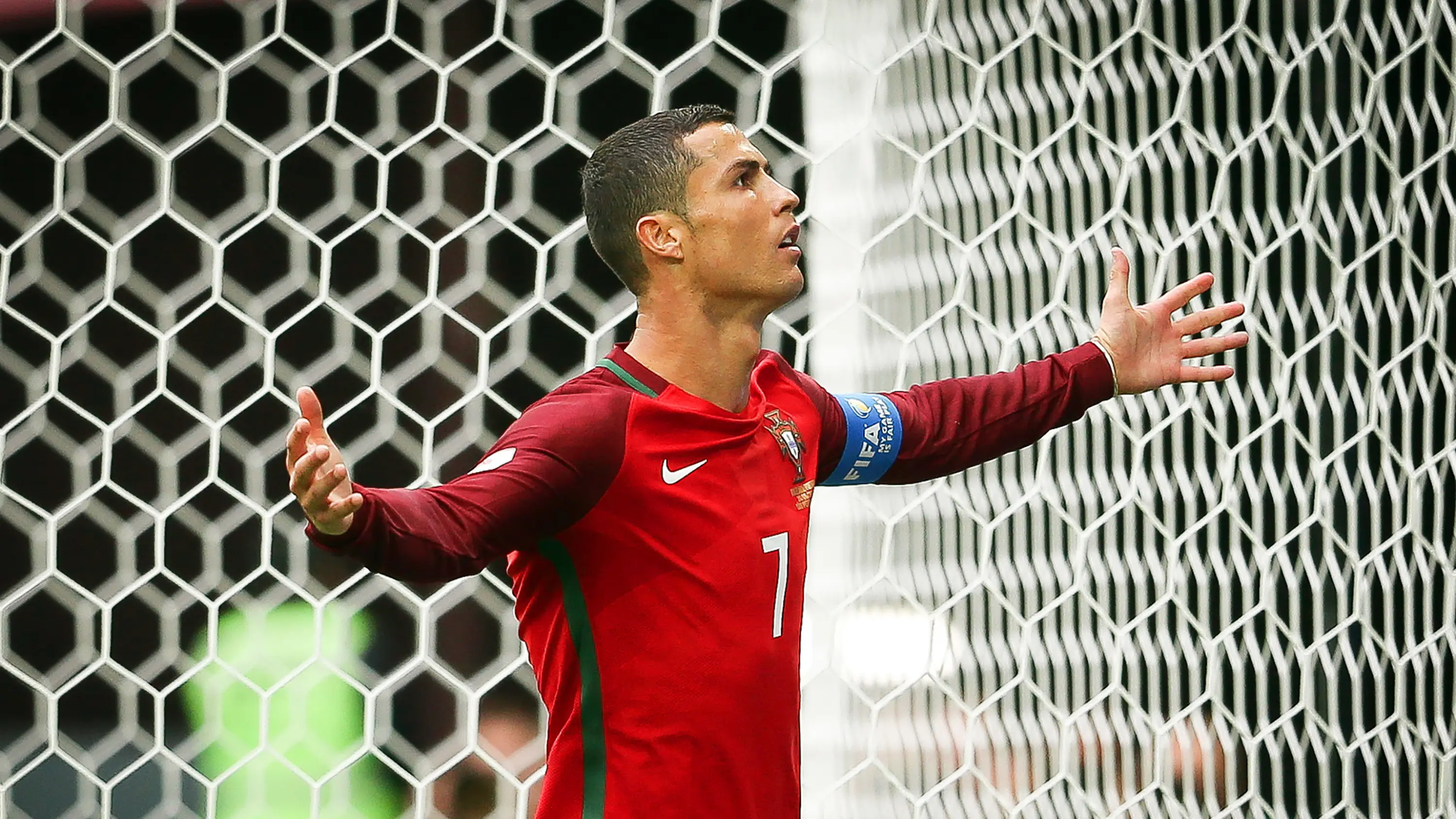 Cristiano Ronald menjadi pesepak bola terbaik Portugal. (EPA/Mario Cruz)