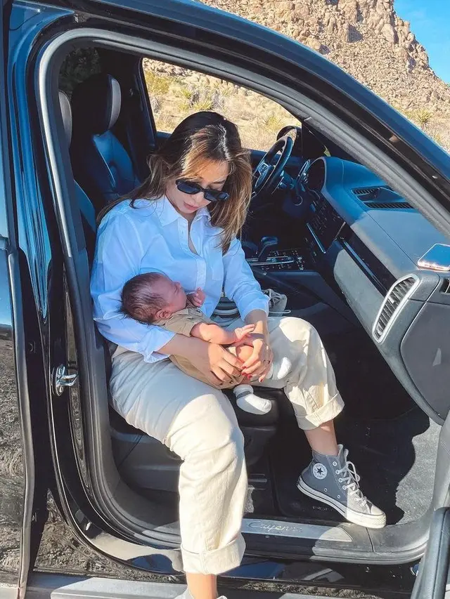 10 Gaya Kasual Nikita Willy Jalan-jalan di California, Tetap Stylish Sambil Momong Baby Izz