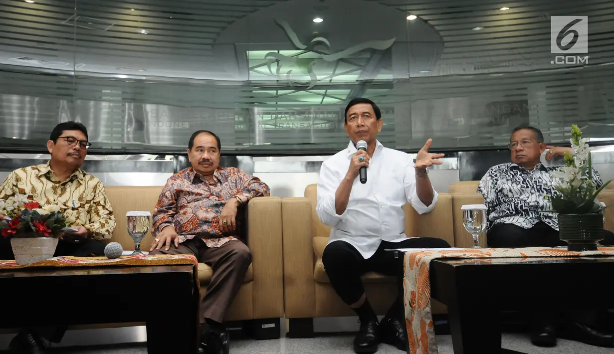 Menko Polhukam, Wiranto (ketiga kiri) memberi keterangan usai memimpin pertemuan dengan sejumlah menteri dan Kepala PPATK di Jakarta, Selasa (29/8). Pertemuan membahas persiapan Indonesia menjadi anggota FATF. (Liputan6.com/Helmi Fithriansyah)  